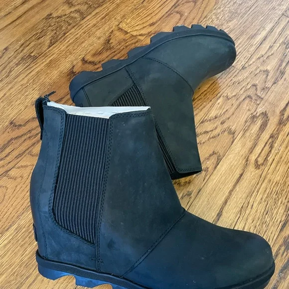 Sorel Joan of Arctic wedge Chelsea boots black leather 10.5 NWT - Picture 3 of 3